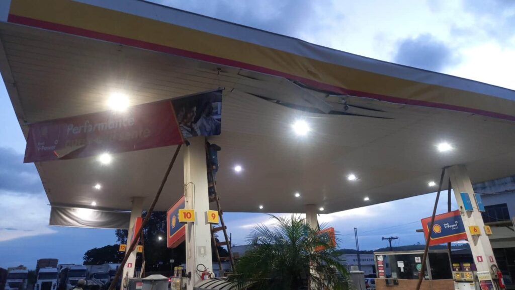 caminhao-atinge-cobertura-de-posto-na-mg-050-e-local-e-interditado-por-risco-de-desabamento-em-formiga