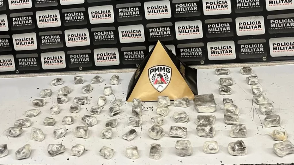 dupla-e-presa-com-mais-de-60-tabletes-de-maconha-no-bairro-jardim-candelaria,-em-divinopolis