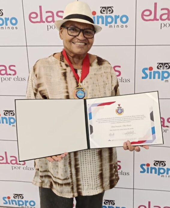 cantora-tia-elza-e-homenageada-com-a-comenda-clara-zetkin-em-belo-horizonte