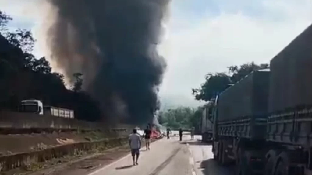 colisao-entre-caminhoes-tanque-provoca-explosao-e-incendio-na-br-381-e-deixa-um-morto